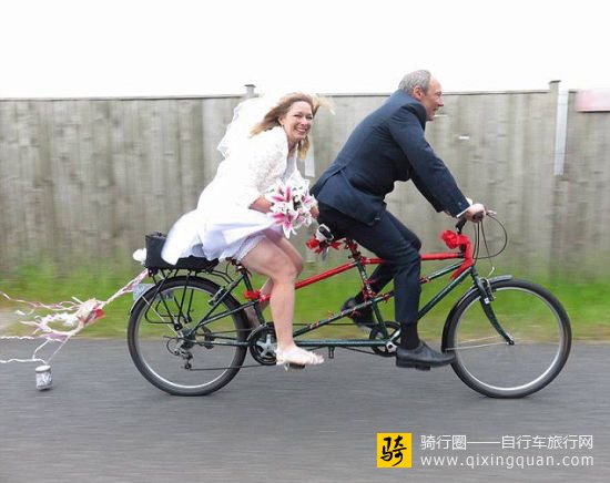 英国夫妇骑行逾2000公里举行别样婚礼。
